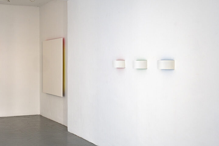 Ausstellungsansichten zu Similtane Erscheinungen von Stefanie Wilhelm im FRISE Künstlerhaus hamburg