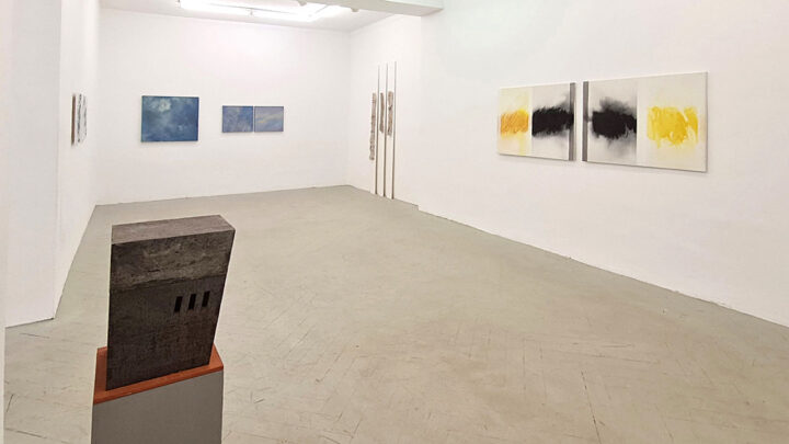 Ausstellungsansichten mit Kunstwerken der künstler des kunstraumarcade wien