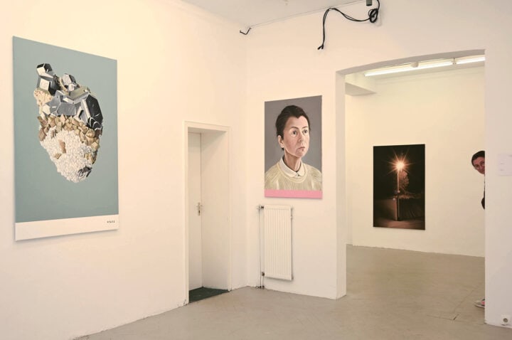 Frise Ausstellungsraum mit malereinen von Barbara Breyer