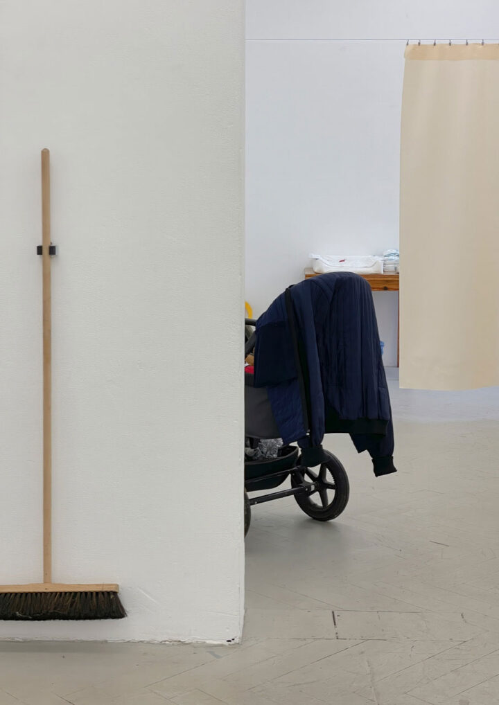Ausstellungsansicht im Frise Künstler*innenhaus: Detailansicht mit Besen und Kinderwagen