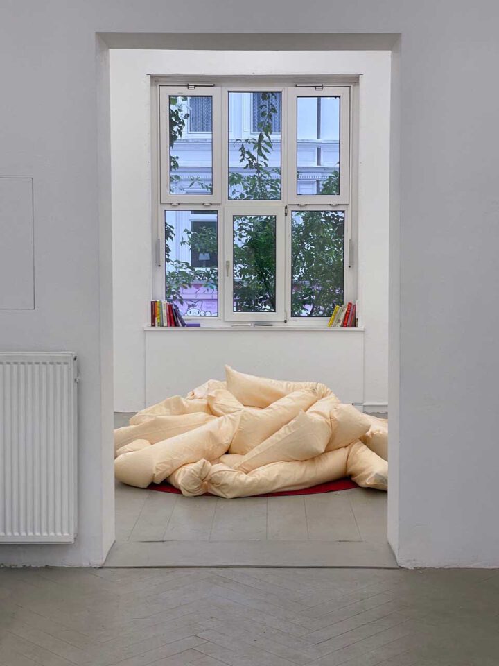 Ausstellungsansicht im Frise Künstler*innenhaus: Detailansicht mit Satin-Kissen im vordersten Raum