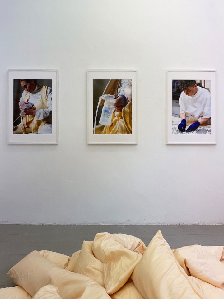 Ausstellungsansicht im Frise Künstler*innenhaus: Detailansicht mit drei Fotografien