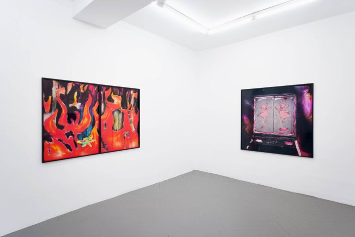 Ausstellungsansichten mit Malereien von Camillo Ritter im FRISE Künstler:innenhaus Hamburg