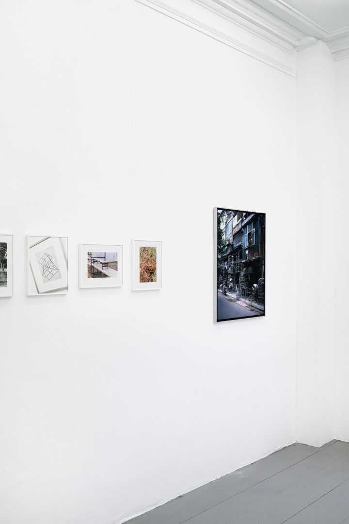 Ausstellungsansichten-Erratische Blöcke-Brandis-Canham in der Frise