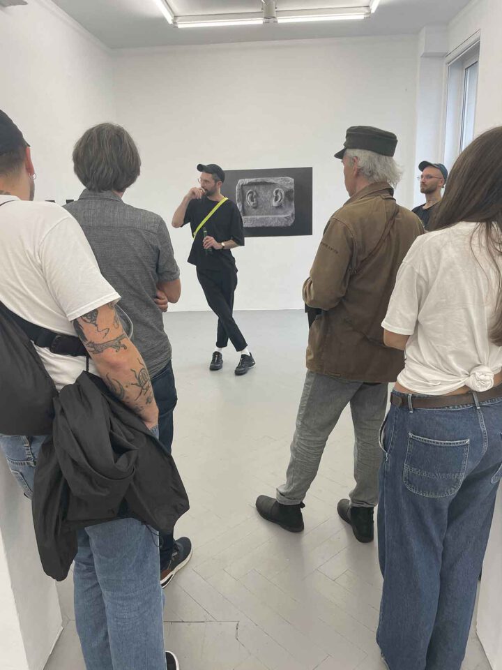 Fotos von der Ausstellungseröffnung im Frise Künstler*innenhaus: :–P von Etienne Dietzel