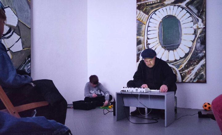 Ausstellungsanichten der Ausstellung von Timo von Kriegstein. Hier Eröffnung mit Performance in der Frise