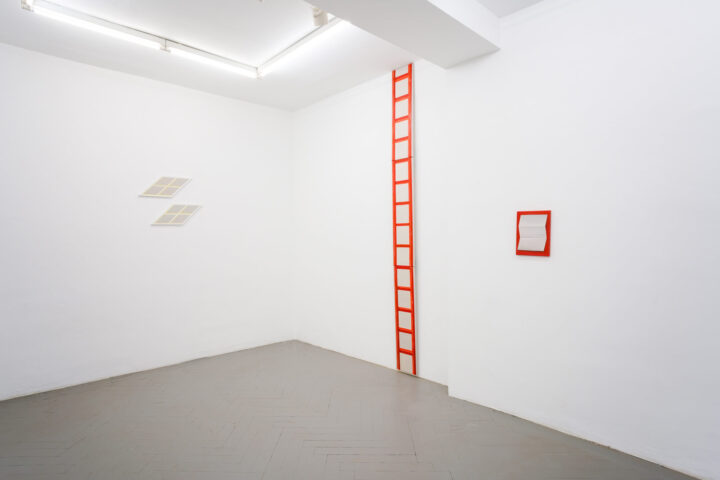 Ausstellungsansichten mit Malereien von Johanna Failer
