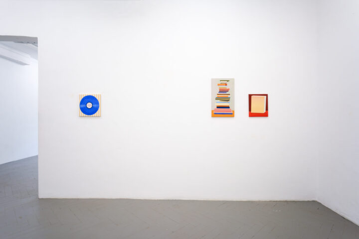 Ausstellungsansichten mit Malereien von Johanna Failer