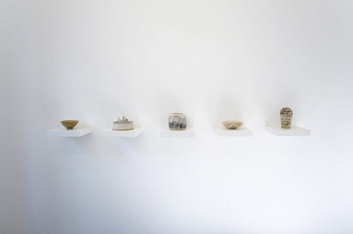 Ausstellungsansichten der Ausstellung Ein Tag in einem vergessenen Universum im Frise Künstler*innenhaus