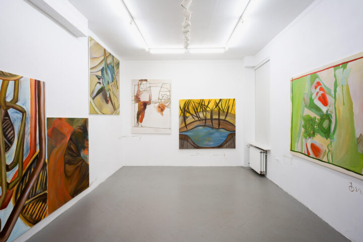 Ausstellungsansicht mit großformatigen Malereinen von Anna Skov Hassing
