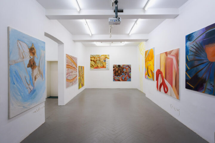 Ausstellungsansicht mit großformatigen Malereinen von Anna Skov Hassing