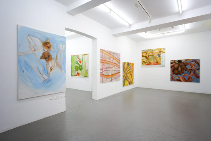 Ausstellungsansicht mit großformatigen Malereinen von Anna Skov Hassing