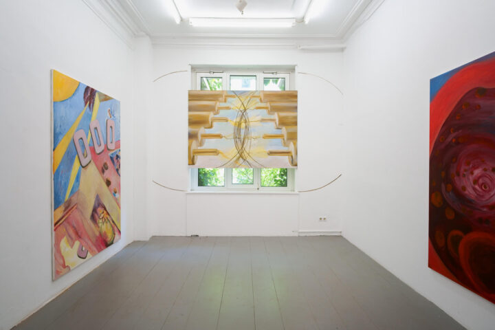 Ausstellungsansicht mit großformatigen Malereinen von Anna Skov Hassing