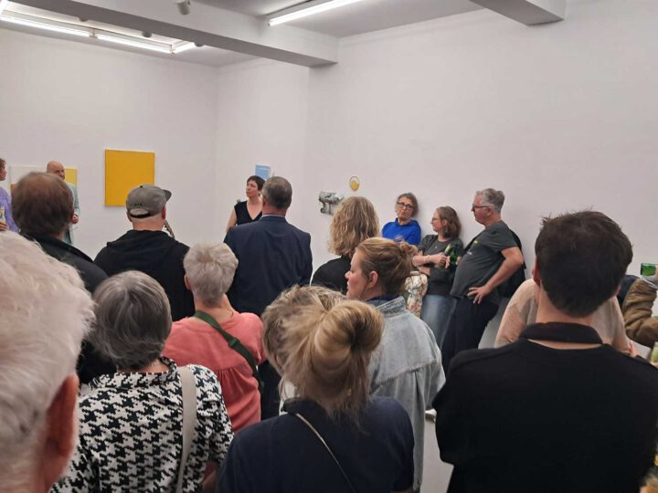 Eröffnung der Ausstellung im Frise-Künstler.innenhaus mit vielen Gästen