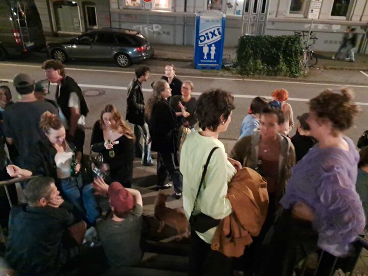 Eröffnung der Ausstellung im Frise-Künstler.innenhaus mit vielen Gästen