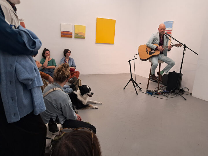 Eröffnung der Ausstellung im Frise-Künstler.innenhaus mit vielen Gästen