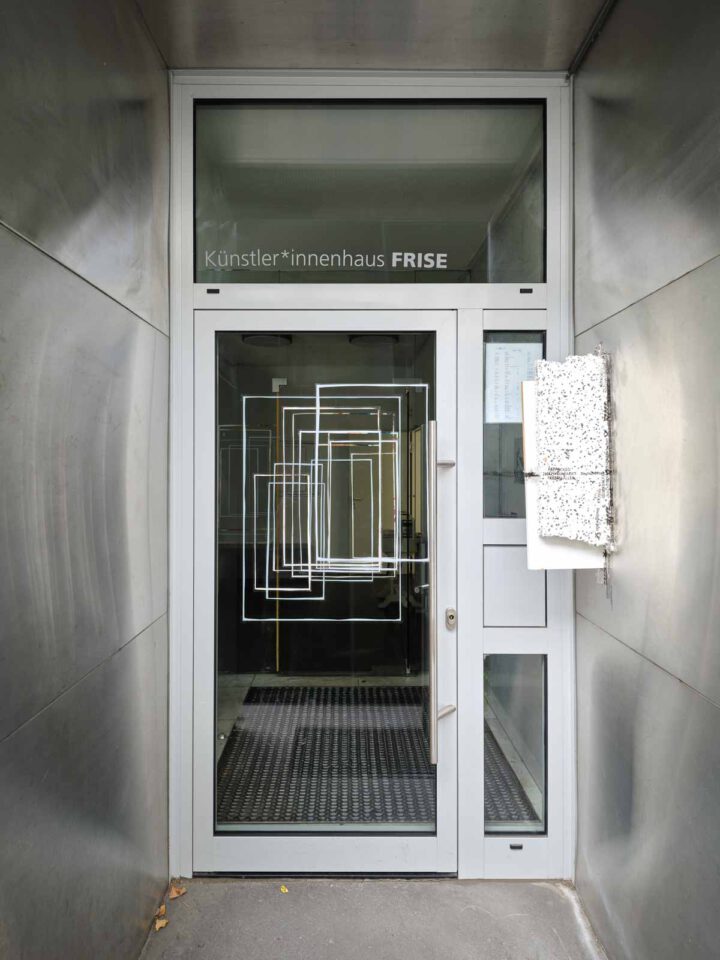 Ausstellungsansichten der Ausstellung EDGES in der Frise. Malerei von Christian F. Kintz, Skulpturen und Wandarbeiten von Rahel Bruns und Wandskulpturen von Julia Schulze Darup