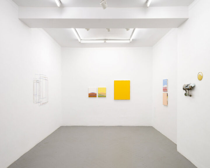 Ausstellungsansichten der Ausstellung EDGES in der Frise. Malerei von Christian F. Kintz, Skulpturen und Wandarbeiten von Rahel Bruns und Wandskulpturen von Julia Schulze Darup