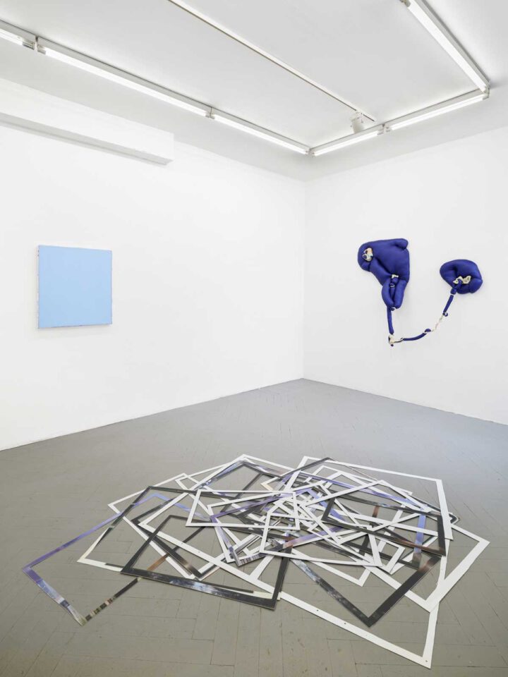 Ausstellungsansichten der Ausstellung EDGES in der Frise. Malerei von Christian F. Kintz, Skulpturen und Wandarbeiten von Rahel Bruns und Wandskulpturen von Julia Schulze Darup