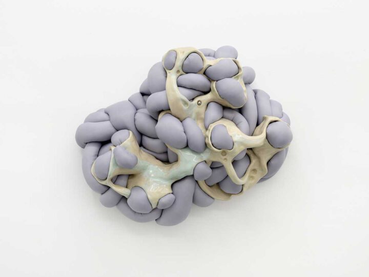 Ausstellungsansichten der Ausstellung EDGES in der Frise. Malerei von Christian F. Kintz, Skulpturen und Wandarbeiten von Rahel Bruns und Wandskulpturen von Julia Schulze Darup