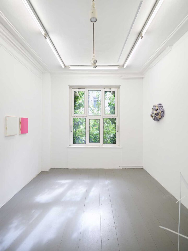 Ausstellungsansichten der Ausstellung EDGES in der Frise. Malerei von Christian F. Kintz, Skulpturen und Wandarbeiten von Rahel Bruns und Wandskulpturen von Julia Schulze Darup