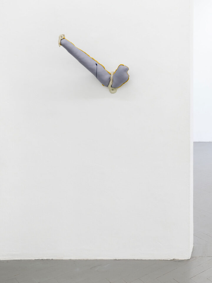 Ausstellungsansichten der Ausstellung EDGES in der Frise. Malerei von Christian F. Kintz, Skulpturen und Wandarbeiten von Rahel Bruns und Wandskulpturen von Julia Schulze Darup