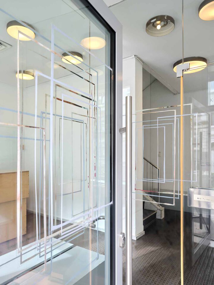 Ausstellungsansichten der Ausstellung EDGES in der Frise. Malerei von Christian F. Kintz, Skulpturen und Wandarbeiten von Rahel Bruns und Wandskulpturen von Julia Schulze Darup