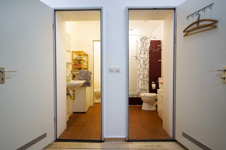 Frise Künstler*innenhaus. Fotos des Artist in Residence (Bathroom)