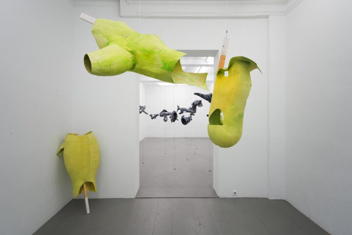 Skulpturen von Anna Myga Kasten im Ausstellungsraum der Frise 2025