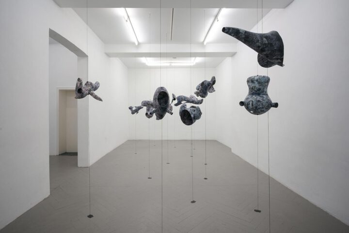 Skulpturen von Anna Myga Kasten im Ausstellungsraum der Frise 2025