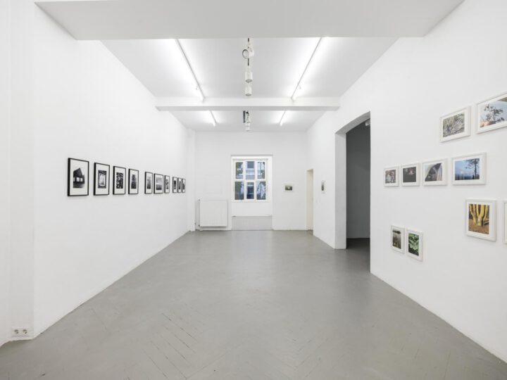 Ansichten der Ausstellung mit Fotografien von Dorothea Heinrich und Tomas Engel in der Frise