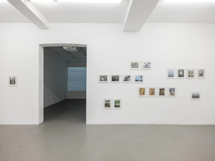 Ansichten der Ausstellung mit Fotografien von Dorothea Heinrich und Tomas Engel in der Frise