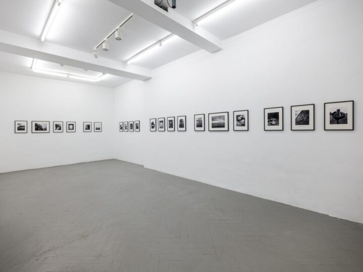 Ansichten der Ausstellung mit Fotografien von Dorothea Heinrich und Tomas Engel in der Frise